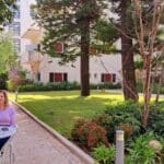 רותי גנץ – בגינת הדיור המוגן Avantgarde Residence (צילום: רחלי אורבך)