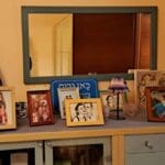 בבית עוזי אברהם – קישוטים, מזכרות ותמונות (צילום: רחלי אורבך)