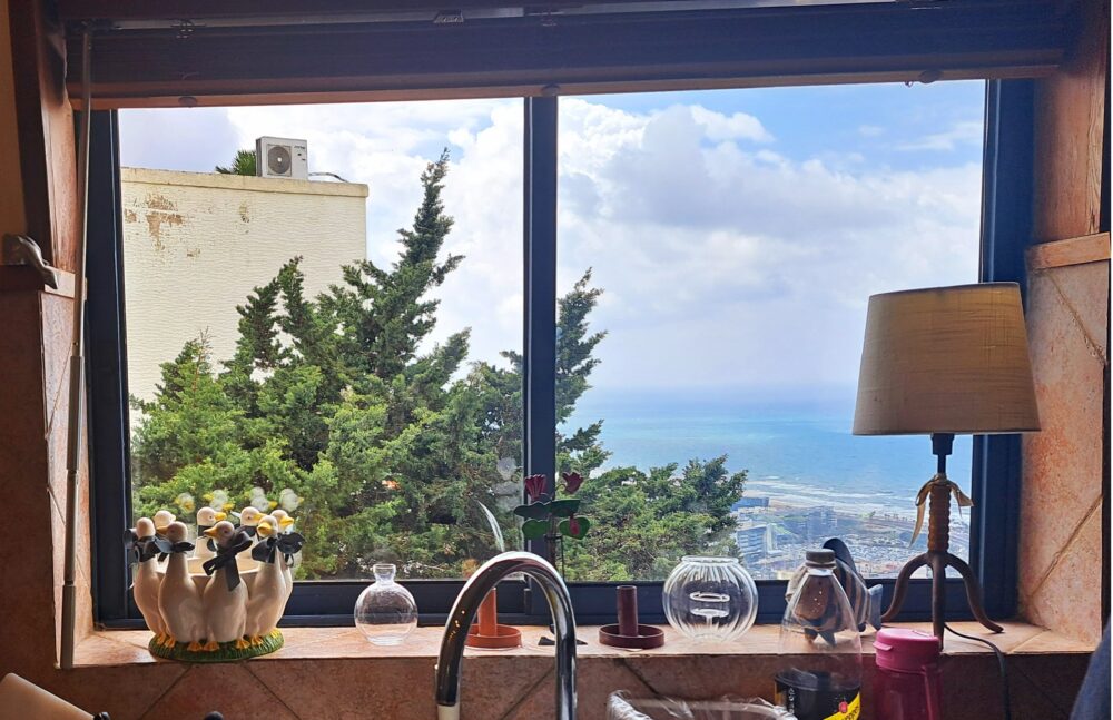 בבית עוזי אברהם-במטבח: מנורת אווירה ופיסת נוף ים (צילום: רחלי אורבך)