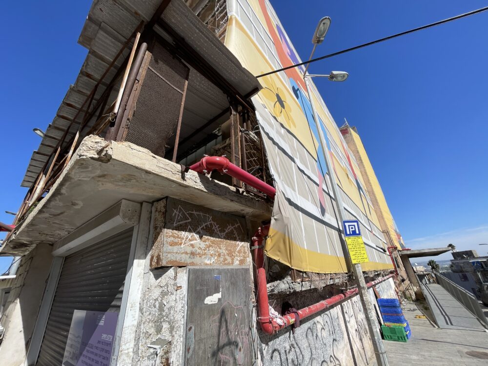 הקירות החיצוניים מתפוררים - המבנה המרכזי של שוק תלפיות - מרץ 2024 - חיפה (צילום: ירון כרמי)
