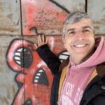 הדלתות סגורות והמבנה נעול ומסוגר – המבנה המרכזי של שוק תלפיות – מרץ 2024 – חיפה (צילום: ירון כרמי)