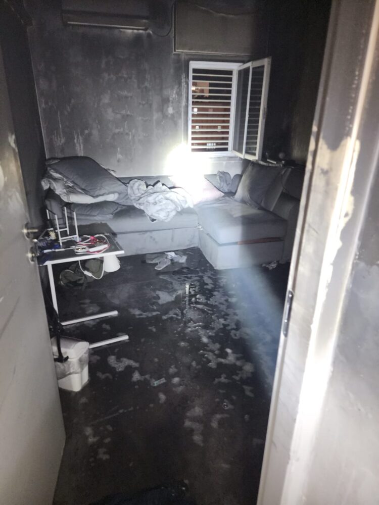 טירת כרמל - תמונת חימום יצרה שריפה והדירה נשרפה כליל (צילום: כבאות והצלה)