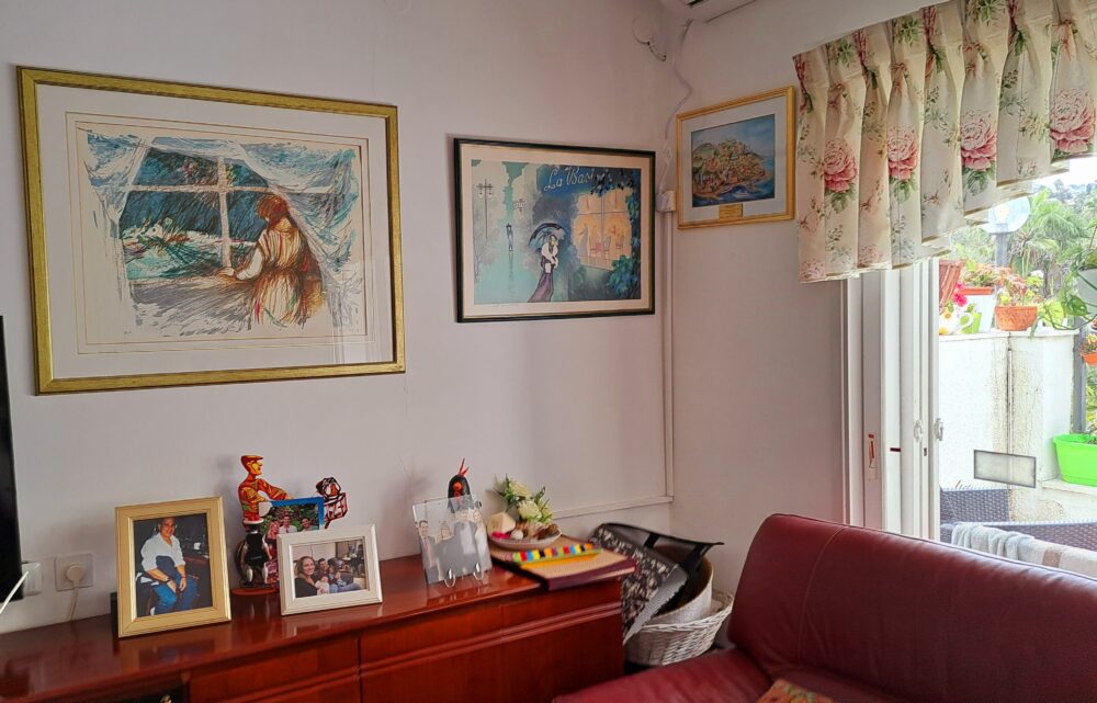 בבית חדוה אלמוג -ציורים תמונות ומזכרות (צילום: רחלי אורבך)