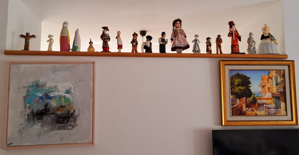 בבית חדוה אלמוג -ציורים ומזכרות בובות מקצוות תבל (צילום: רחלי אורבך)