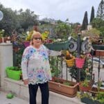 חדוה אלמוג – במרפסת הבית (צילום: רחלי אורבך)