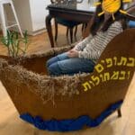 תחפושות מתגלגלות-בדיקת הדגם במהלך העבודה (צילום: ליהיא מזור)