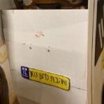 תחפושות מתגלגלות- מכונית חב"ד, במהלך העבודה (צילום: ליהיא מזור)