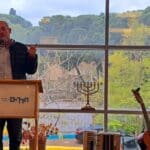 בפתיחת תערוכת אורי פרוינדליך- נושא דבריו ד"ר רון שפיגל (צילום: רחלי אורבך)