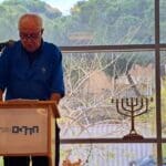 בפתיחת תערוכת אורי פרוינדליך- נושא דבריו רוני ברששת (צילום: רחלי אורבך)