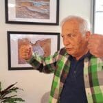 אורי פרוינדליך מסביר דבריו בפתיחת התערוכה (צילום: רחלי אורבך)