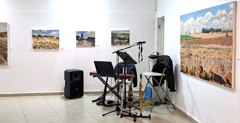 יוסי לובלסקי - מוסיקה וגם קיר ציורים בתערוכה "בין גלים לתלמים".(צילום: רחלי אורבך)