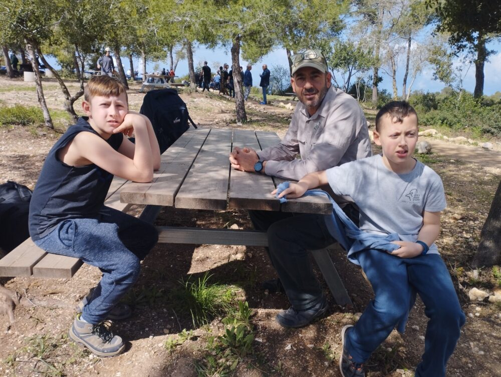 אייל כהן, מנהל פארק הכרמל ושני בניו יאיר ואיתן בחניון האורנים החדש (צילום: ענבל חן ברגב)