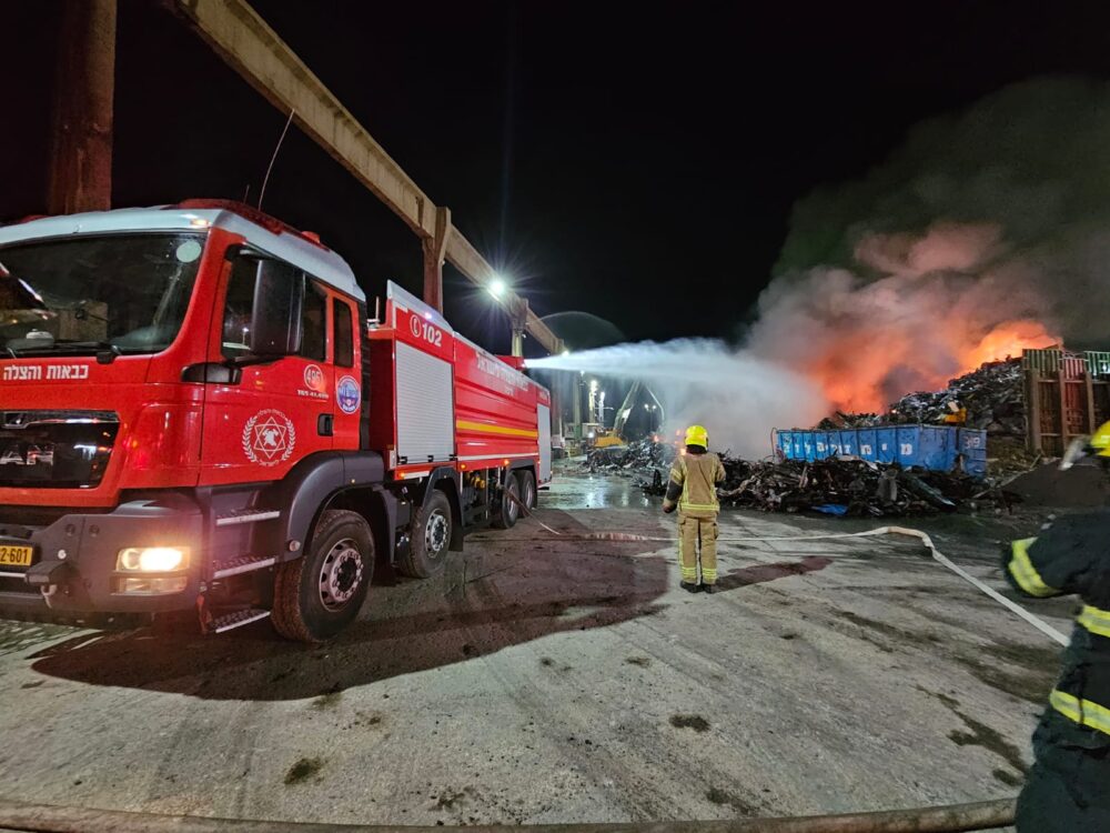 שריפה באזור תעשייה (צילום: כבאות והצלה לישראל)