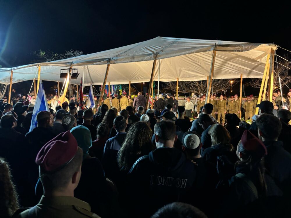 אלפים בהלוויתו של ישראל סוויסה (צילום: חי פה בשטח)