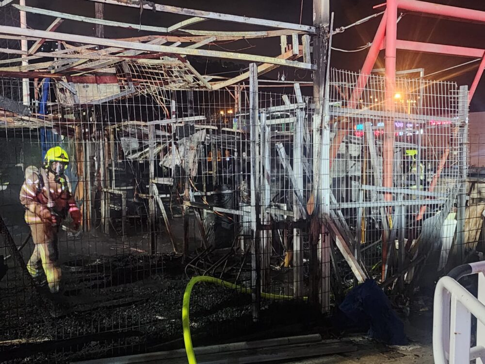 לילה של שריפות בחיפה • צוותי כבאות והצלה פעלו מול חום כבד ועשן סמיך (צילום: כבאות והצלה לישראל)