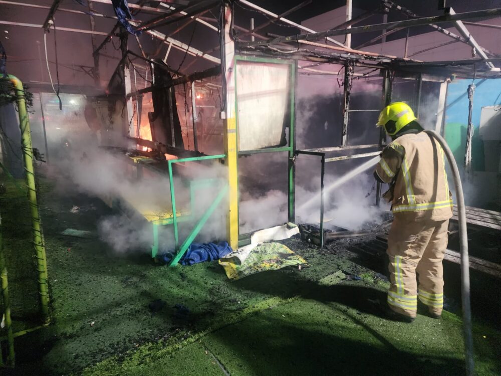 לילה של שריפות בחיפה • צוותי כבאות והצלה פעלו מול חום כבד ועשן סמיך (צילום: כבאות והצלה לישראל)