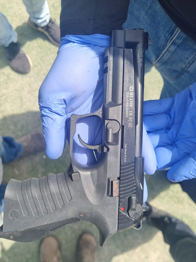 נחשפו נשק 9 מ"מ, תחמושת ועשרות אלפי שקלים במזומן בקרית אתא (צילום: משטרת ישראל)