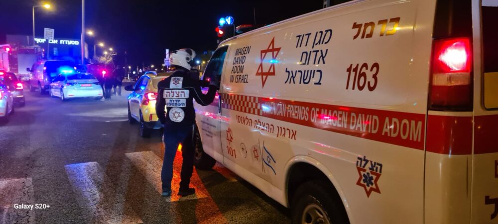 חיפה: ארבעה נפגעים במצבי פציעה שונים בתאונת דרכים בין רכב לאוטובוס (צילום: ארגון הצלה)