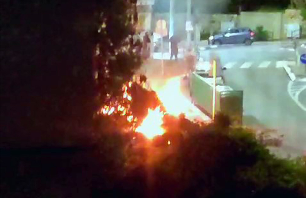 הצתת פח אשפה ברחוב טשרניחובסקי בחיפה (צילום: קוראי חי פה)