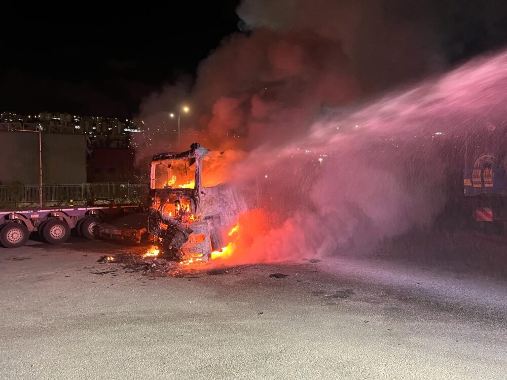 משאית עלתה באש בחוף שמן - רחוב אופיר - חיפה (צילום: כבאות והצלה)