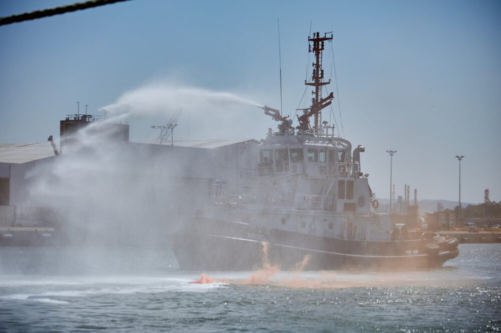 תרגיל מלחמה בחיפה: חילוץ נפגעים מאוניית סוחר בוערת בלב ים (צילום: כבאות והצלה)