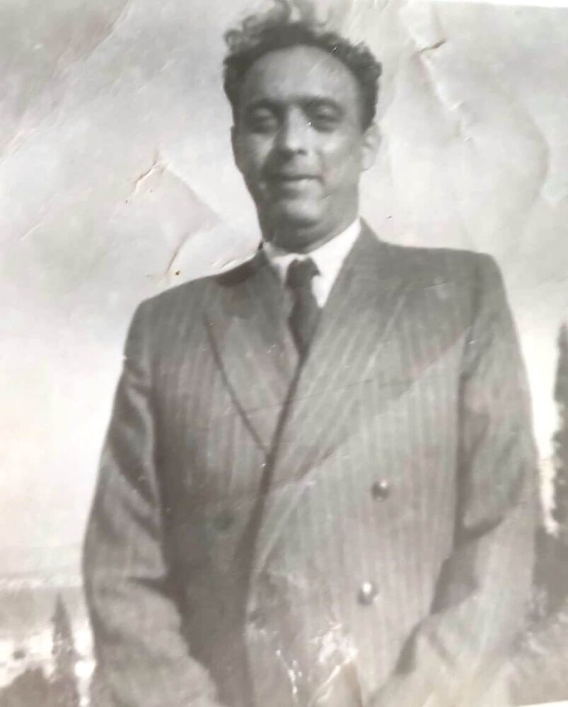 המורה יהושוע במעברה 1951 (צילום: אלבום אישי)
