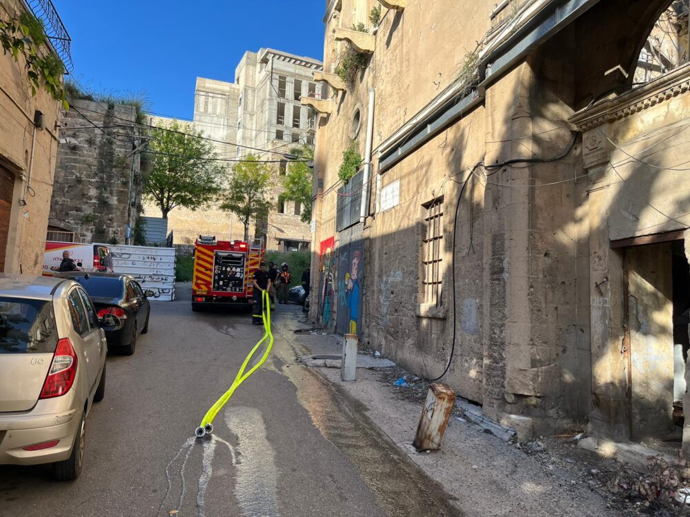 כיבוי מבנה נטוש בחיפה - אל פאשה (צילום כבאות והצלה)