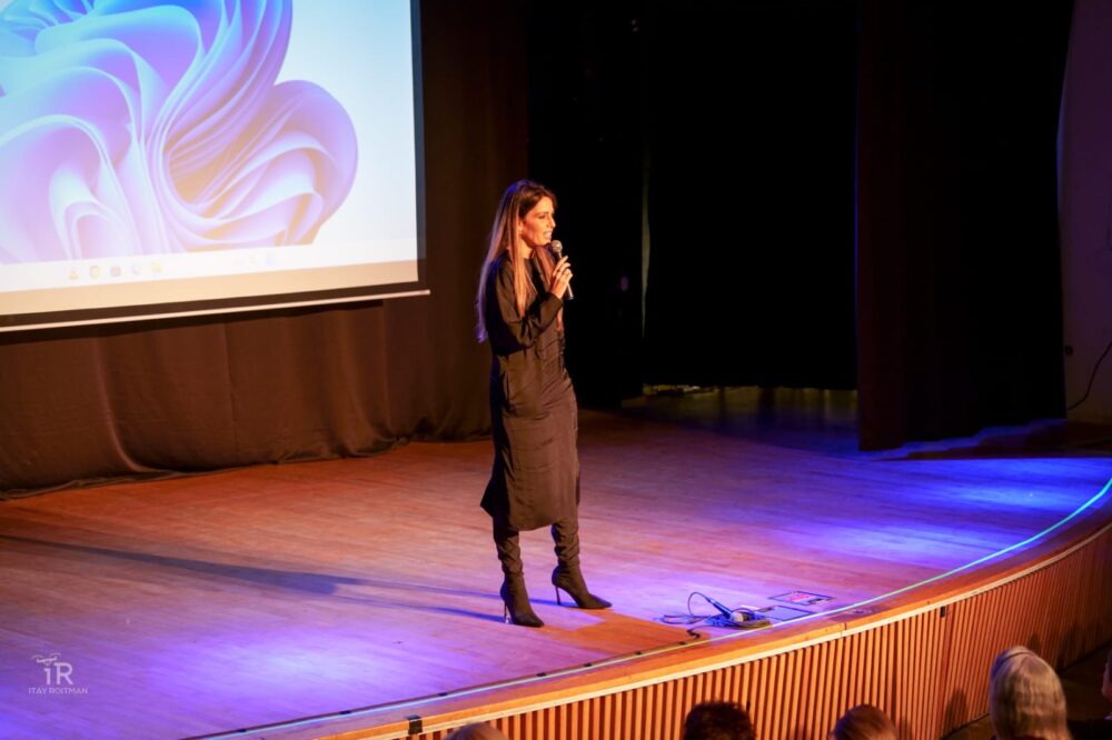 לינור אברג׳יל על הבמה ביום האישה הבינלאומי (צילום: עיריית קריית מוצקין)