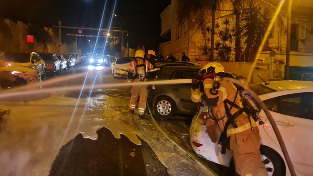 שריפת רכבים ברחוב עבאס בחיפה (צילום: כבאות והצלה)
