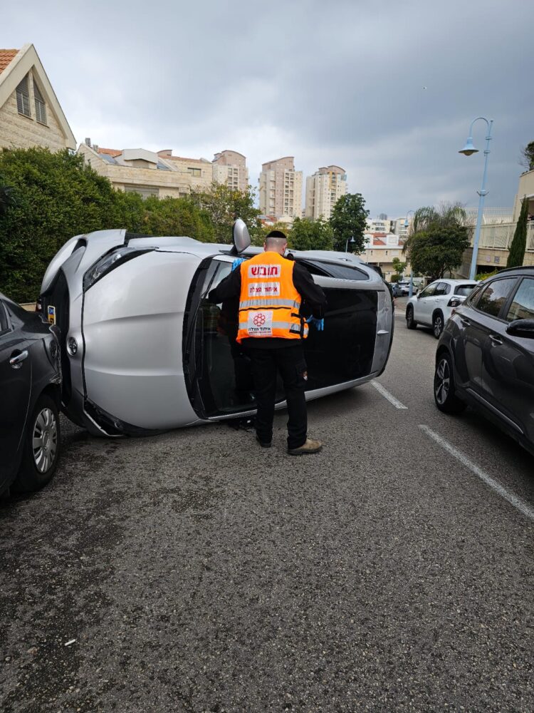 רכב הפוך (צילום: איחוד הצלה)