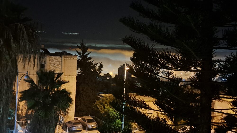 הערפל על מפרץ חיפה בלילה (צילום: ליס שטיינדל) 