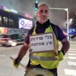 מפגין נגד השתמטות מצה״ל – בלי שירות אין אזרחות – חיפה – 27/4/24 (צילום: יעל הורוביץ)