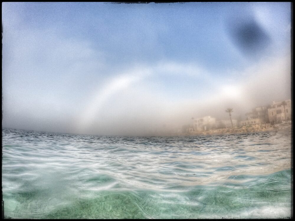 הערפל מהים בבת גלים וקשת לבנה (צילום: טל רז)
