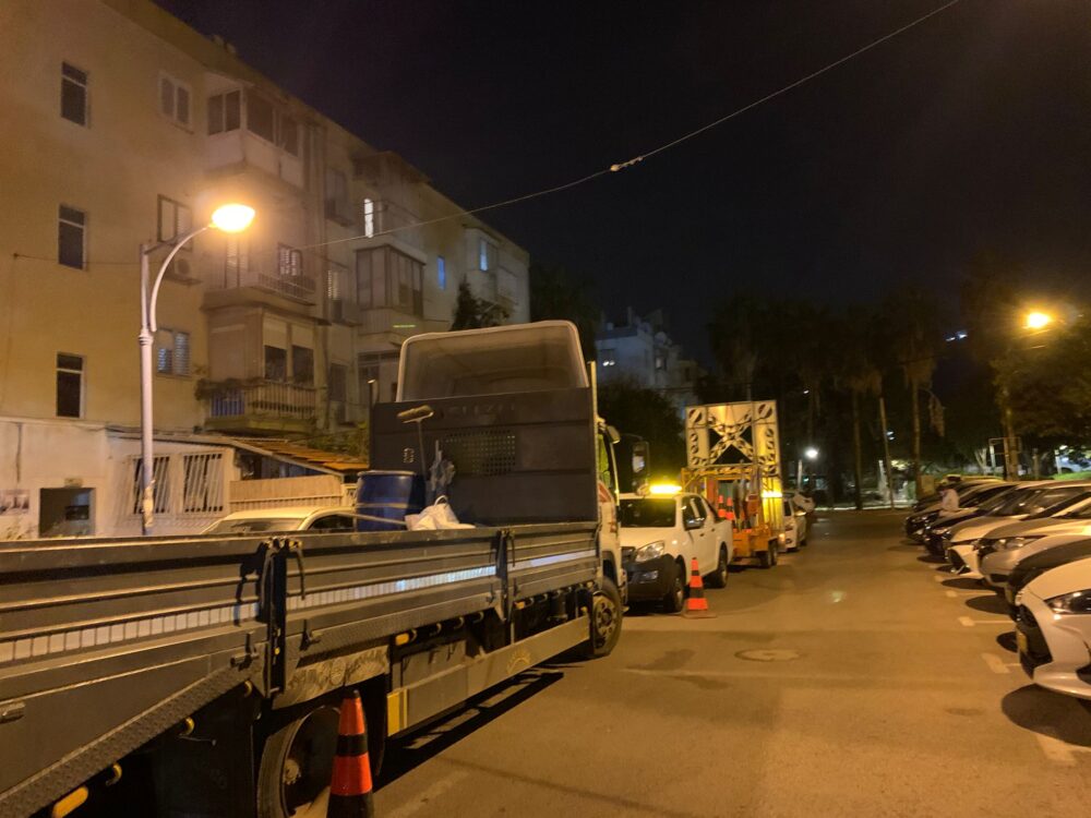 רכב כבד בשכונת בת גלים בשעת לילה 2 באפריל 2024 צילום: טל קיזמן