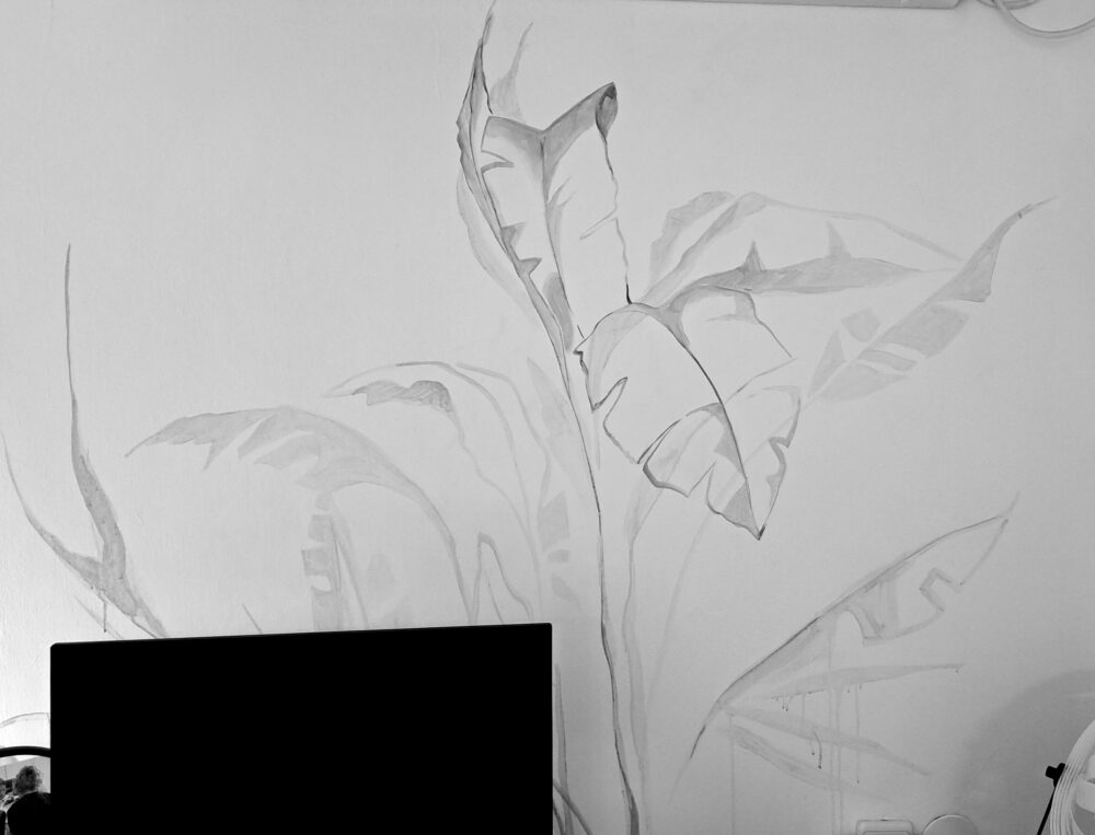 מרינה מוחין - ציור קיר ליד המחשב (צילום: רחלי אורבך)