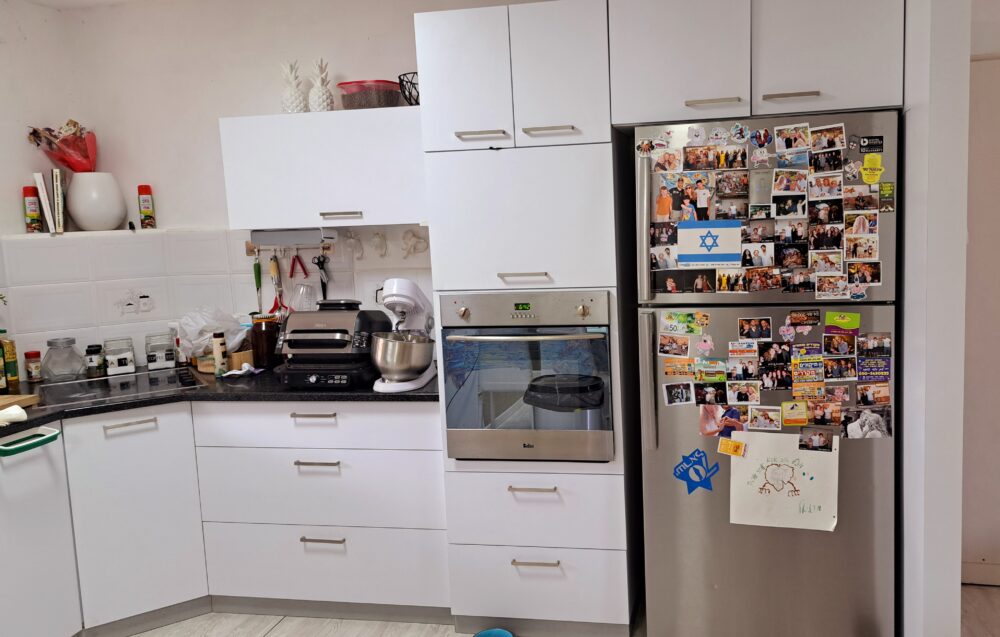 בבית מרינה מוחין - משפחה וציונות על המקרר (צילום: רחלי אורבך)