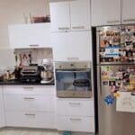 בבית מרינה מוחין – משפחה וציונות על המקרר (צילום: רחלי אורבך)