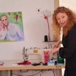 מרינה מוחין – ליד ה"אוצר", מכונת התפירה (צילום: רחלי אורבך)