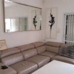 מרינה מוחין – ציור שחור לבן, בסלון הבית (צילום: רחלי אורבך)