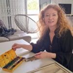 מרינה מוחין – קופסת צבעי המים מטג'יקיסטן (צילום: רחלי אורבך)