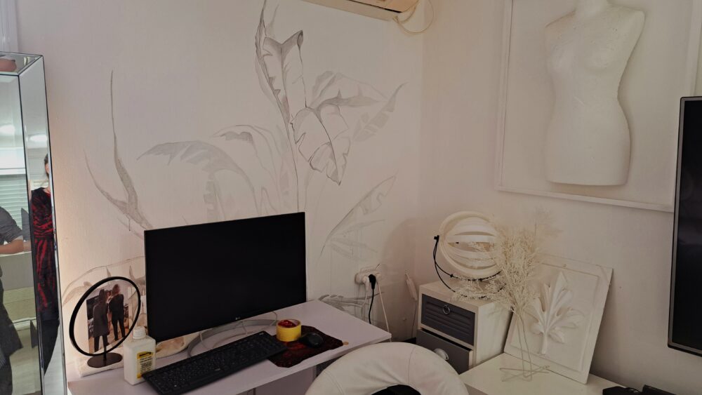 מרינה מוחין - ציור גרפית על קיר פינת המחשב (צילום: רחלי אורבך)