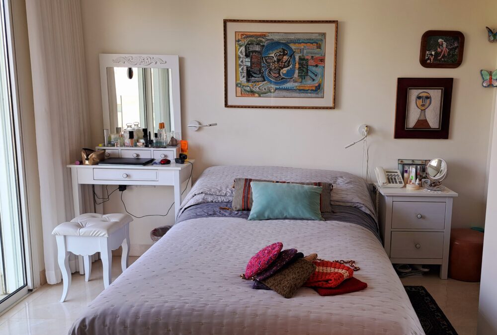 בבית נעמי זידמן - ארנקי כתף בחדר השינה (צילום: רחלי אורבך)