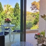 נעמי זידמן – המרפסת וירוק העצים (צילום: רחלי אורבך)