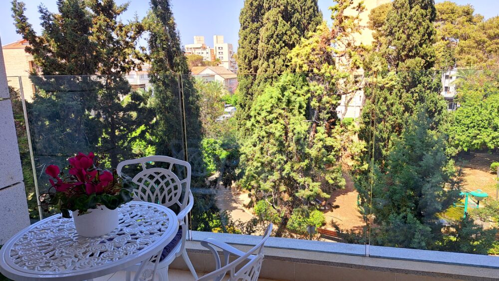 המרפסת בבית נעמי זידמן - רקפות ונוף ירוק (צילום: רחלי אורבך)
