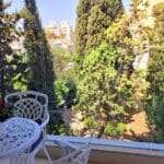 המרפסת בבית נעמי זידמן – רקפות ונוף ירוק  (צילום: רחלי אורבך)