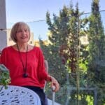 נעמי זידמן – במרפסת הדירה (צילום: רחלי אורבך)