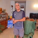 דוד חבוב – עם ספרו האהוב "ספר הים" (צילום: רחלי אורבך)