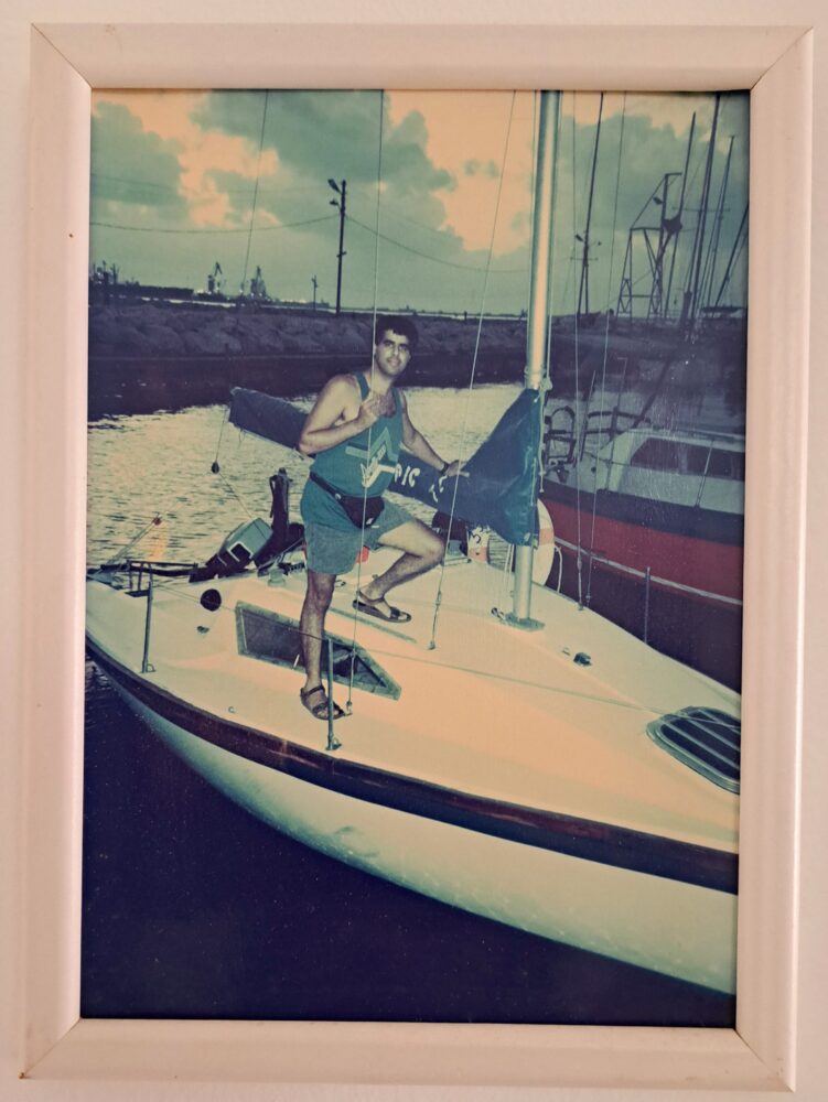 דוד חבוב - על סירה, תמונה מן העבר (צילום: רחלי אורבך)