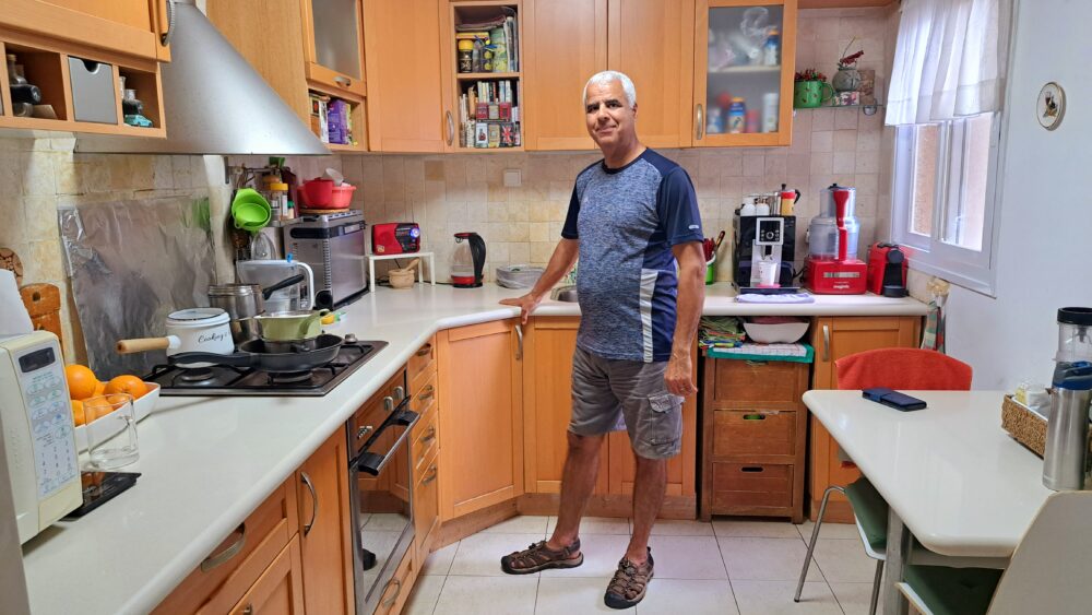 דוד חבוב במטבח ביתו (צילום: רחלי אורבך)