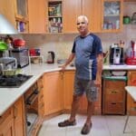 דוד חבוב במטבח ביתו (צילום: רחלי אורבך)